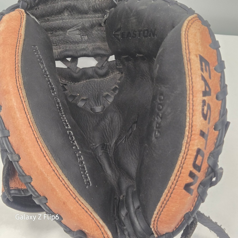 Easton GR200 Catchers Mitt Professional Genuine Soft Leather Black Tan RHT Glove
